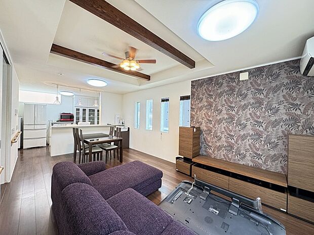 LDK18.6帖　折上げ天井採用でおしゃれな印象のリビング　エアコン、床暖房付き　きれいにお住まいです　