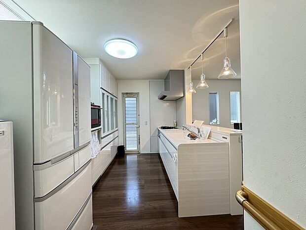 キッチン　作り付けの食器棚は、キッチンパネルと同じ白で統一しています