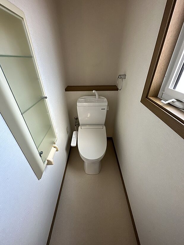 1階　トイレ収納、換気扇、窓、タオル掛け、温水暖房便座付きのトイレです？