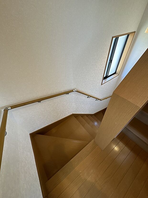 1階から2階の階段　換気や自然光で足下も照らしてくれる便利な窓、手すり付きなので降りる際に安心です