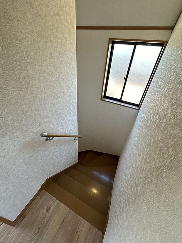 2階から3階の階段　換気や自然光で足下も照らしてくれる便利な窓、手すり付きなので降りる際に安心です
