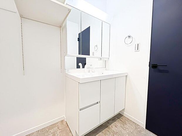 【洗面・脱衣所】3面鏡、シャワーヘッド、収納など充実の設備。動きやすい広さがあり使い勝手が良好です。