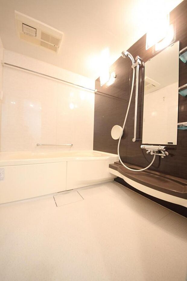 ■1620サイズのゆったり浴室、浴室乾燥機＆追い焚き機能付き