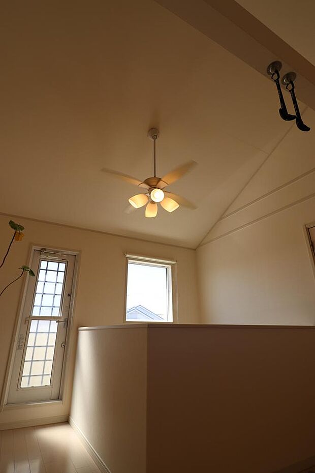 吹抜天井に設置された、シーリングファンは、室内をお洒落に演出。