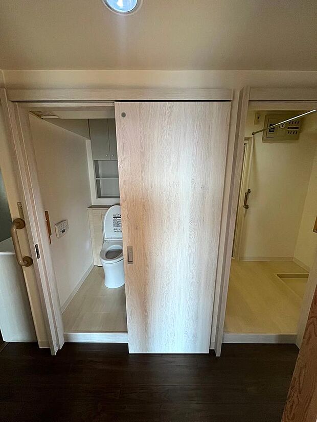 【空間を広く使える引戸を採用】浴室への出入り時に、ご家族とぶつからない引戸を採用。空間を広く使えます。