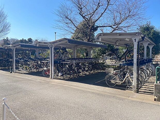 【駐輪スペース】綺麗に並んだ自転車が、住民のマナーの良さを感じられます。