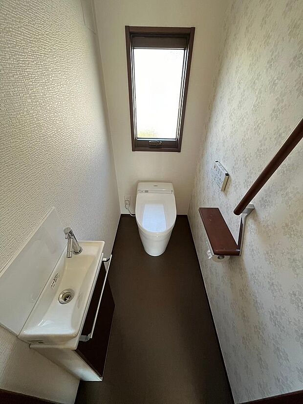 【２階トイレ】２階トイレには手洗い場が設置済。