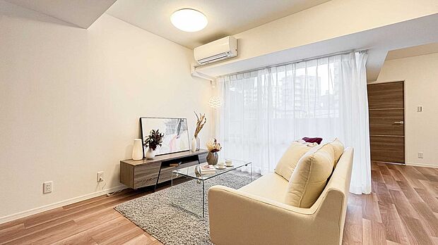 白と木目を基調とした暖かみのある明るいお部屋です。どんな家具とも合わせられます。 