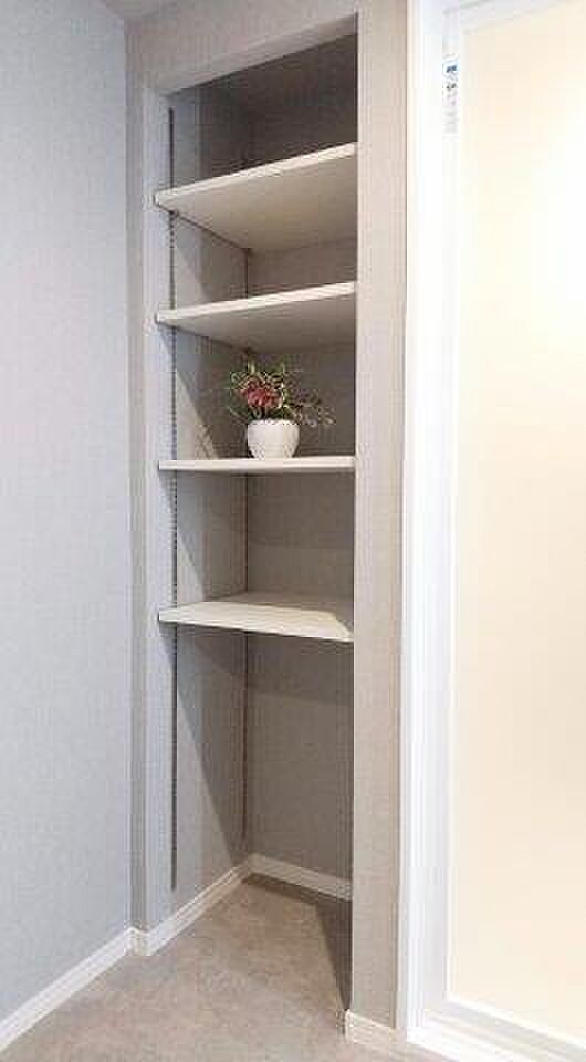 可動式棚をお好みの高さに変えられるため、お部屋をすっきりお使いいただけます。 