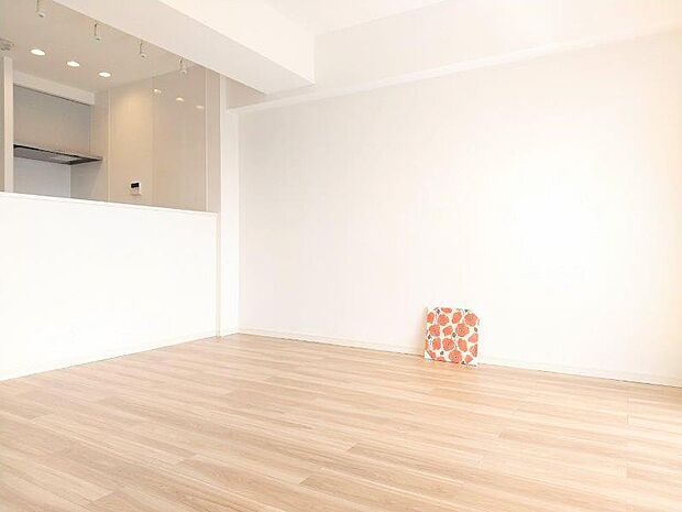 白と木目を基調とした暖かみのあるお部屋です。どんな家具とも合わせられます。 