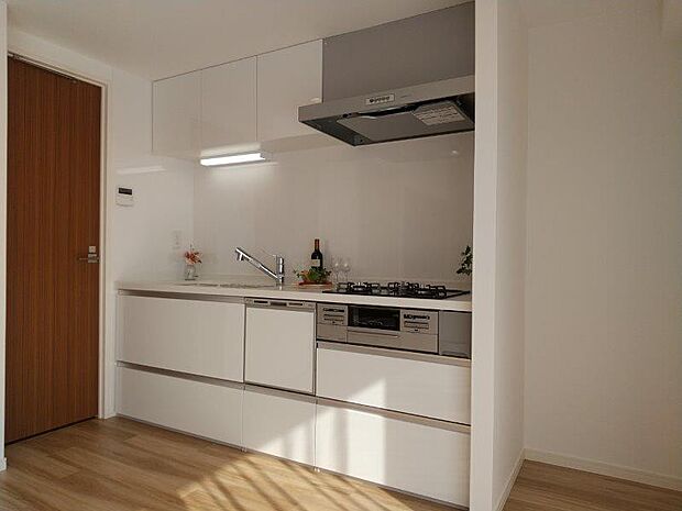 収納・デザイン・最新機能にこだわった魅力満載のキッチンです。冷蔵庫を置けるスペースもあります！ 