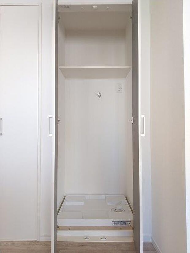 洗濯機置き場はお部屋をすっきり見せる扉付きです。 