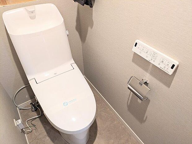 機能が豊富なリモコンタイプの温水洗浄機能付トイレです。 