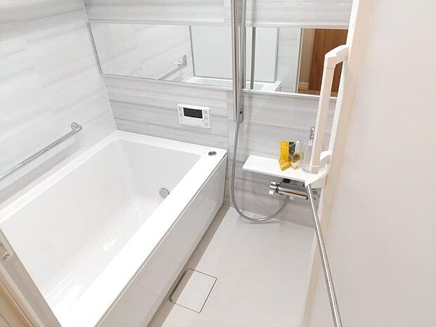 追い炊き機能・浴室乾燥機付きユニットバスです。広々とした浴槽は日々の疲れを癒してくれます。 