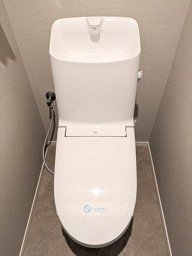 清潔で快適な温水洗浄機能付トイレです。シンプルで使い勝手がよく、お掃除も楽チンです。 