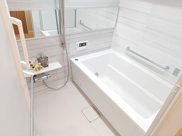 追い炊き機能・浴室乾燥機付きユニットバスです。広々とした浴槽は日々の疲れを癒してくれます。 
