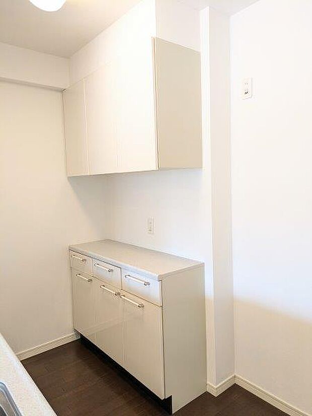 収納・デザインにこだわった魅力満載のキッチンです。冷蔵庫を置けるスペースもあります！ 