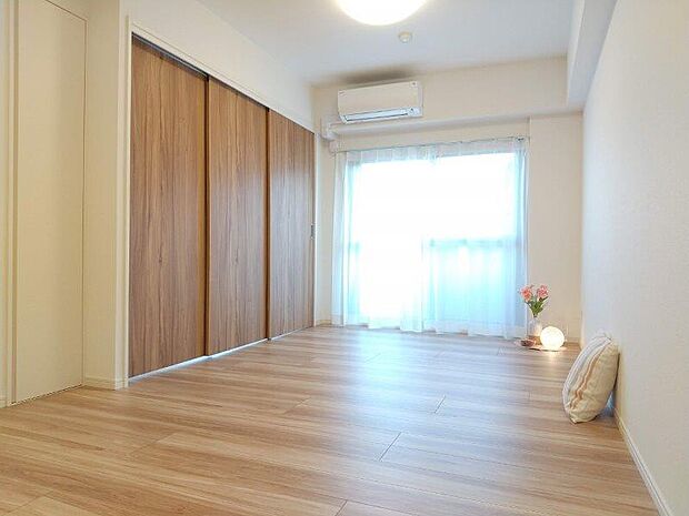 白と木目を基調とした暖かみのある明るいお部屋です。どんな家具とも合わせられます。 全室フローリングなのでお掃除がし易いで