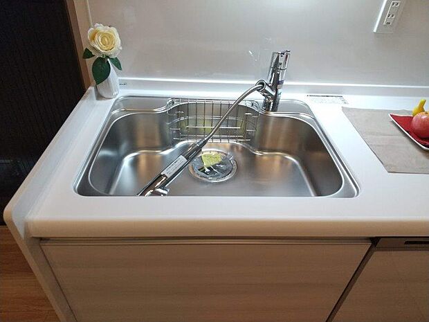 お掃除のしやすいすっきりとしたキッチンです。広めのシンクで洗い物もしやすいですね。 