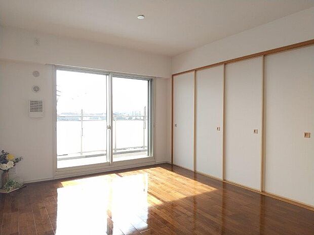 白と木目を基調とした明るいお部屋です。南向きの大きな窓からは暖かな陽光が入ります。 