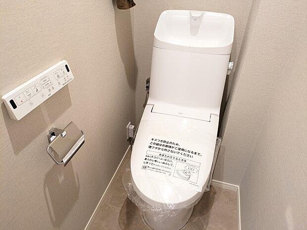 清潔で快適な温水洗浄機能付トイレです。シンプルで使い勝手がよく、お掃除も楽チンです。 