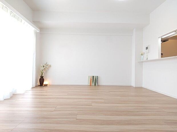 白を基調とした明るいお部屋です。どんな家具とも合わせられます。 