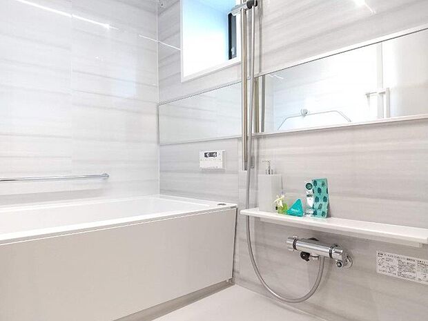 白を基調とした清潔感のあるバスルームです。換気にも役立つ窓付きで、光と風を取り入れられます。 