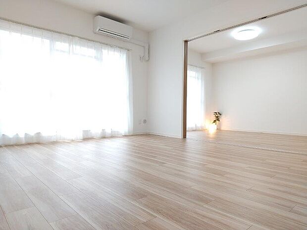 白と木目を基調とした明るいお部屋です。南向きの大きな窓からは暖かな陽光が入ります。 