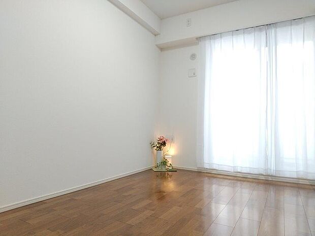 白を基調とした明るいお部屋です。どんな家具とも合わせられます。 