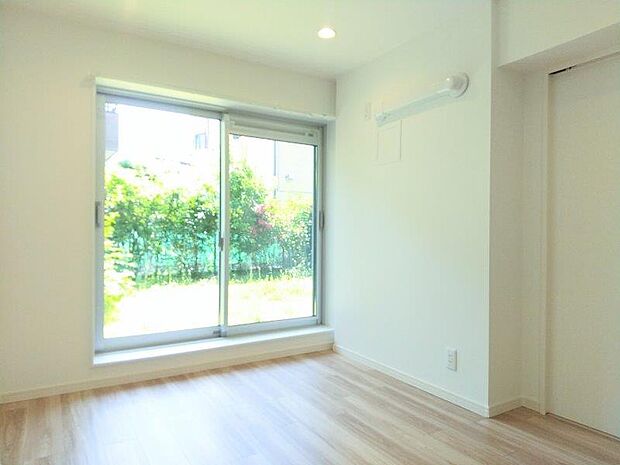 白と木目を基調とした暖かみのある明るいお部屋です。どんな家具とも合わせられます。 