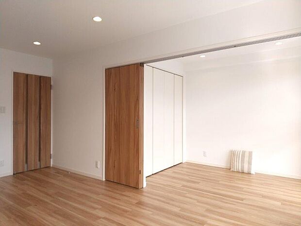 洋室との間仕切りを開けるとより広々とした空間が広がります。 