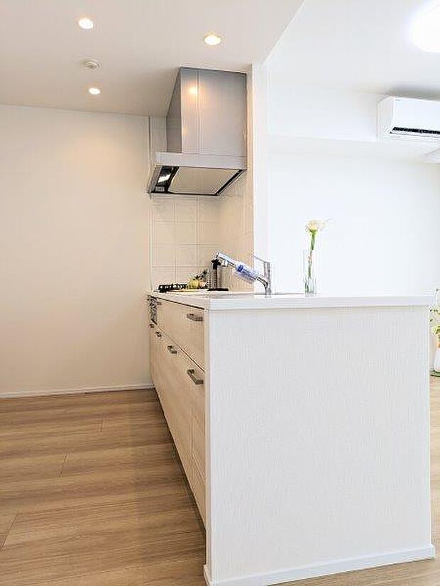 収納・デザイン・最新機能にこだわった魅力満載のキッチンです。冷蔵庫を置けるスペースもあります！ 