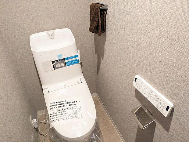 清潔で快適な温水洗浄機能付トイレです。シンプルで使い勝手がよく、お掃除も楽チンです。 