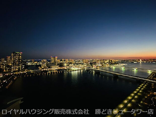 バルコニーからの眺望　晴海運河が眼下に広がり、レインボーブリッジと東京ゲートブリッジを望みます。