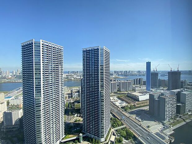 リビングからの眺望　東京ゲートブリッジ、東京湾、千葉県内房方面を望む眺望です。