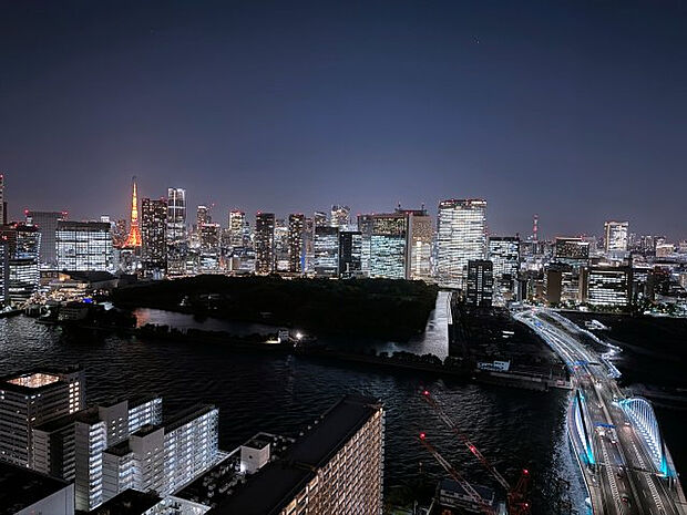 【眺望】　根元から東京タワーが見えるお部屋位置です。今後の築地の再開発も毎日確認できます点も見逃せません。北側にはスカイツリーの存在もありますので、眺望は非常に良いと評価できます。