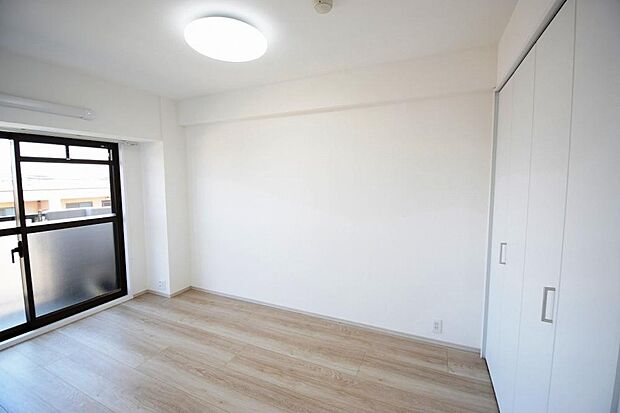 約5.6帖の洋室！ゆとりあるお部屋にどのように家具を配置しようか想像が膨らみますね。