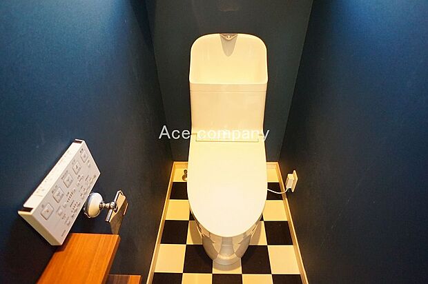 トイレは1階と2階の各階に完備♪共に同仕様のシャワートイレ☆※クロス＆床柄は違います。