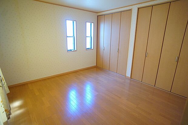 【2階：ゆったり洋室8帖】バルコニーに面し、出入りできるお部屋です☆大容量のクローゼット完備です！