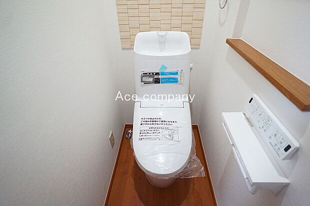 シャワートイレ新調☆一部壁に、調湿・ニオイ吸着・VOC吸着の効果のある「エコカラット」貼りです☆