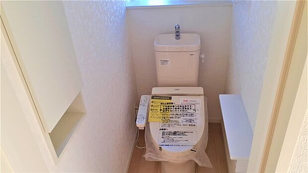 トイレのような小スペースだからこそ、ちょっとした収納が嬉しいポイント。もちろんウォシュレット機能付きです。 