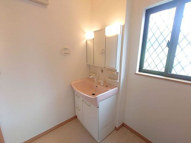 三面鏡にハンドシャワー付き、 使いやすい洗面台。 