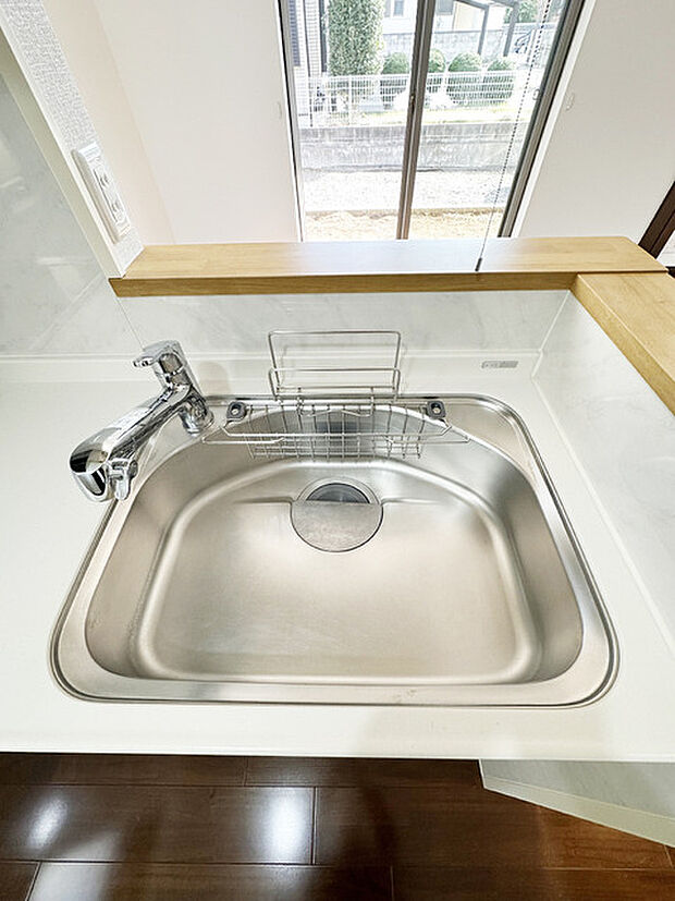 清潔なシンク周りはキッチンに立つ人の心をウキウキさせます。ハンドシャワーでお掃除が楽になります。 