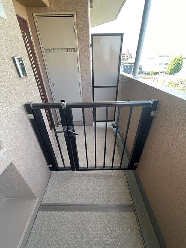 プライバシーを守りやすい玄関ポーチ付きの共用廊下です。 