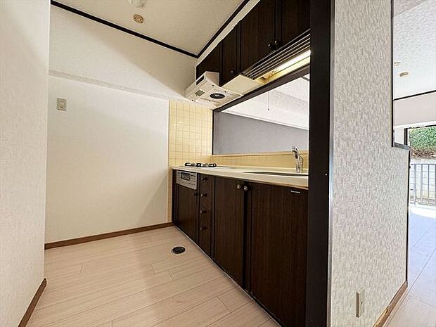 手を伸ばせばそこに収納が。安定した使用感の吊戸棚つきのキッチン空間。 