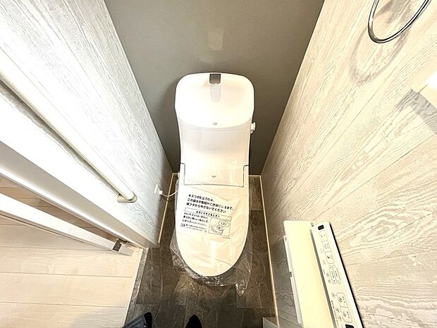 2階トイレ 注目度の高いお手洗い。ちゃんとウォシュレット機能ついてます。 