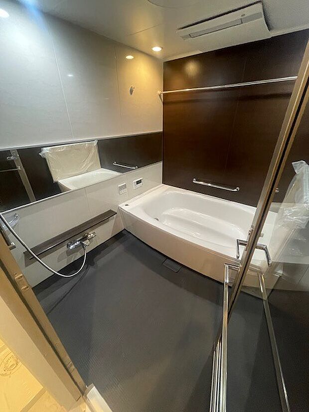 1822サイズの大型バスルーム。半身浴もゆっくり楽しめるベンチバス仕様です。 