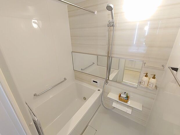 広々1坪タイプのゆったり浴室ユニット。防カビ・抗菌素材なのもうれしい。 