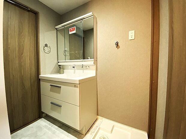 三面鏡を採用した洗面化粧台。鏡の裏にも収納スペースがあります。 
