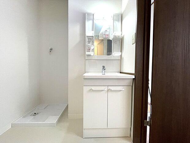 洗面化粧台は清潔感の漂うホワイトをベースカラーに、シンプルなデザインで。 